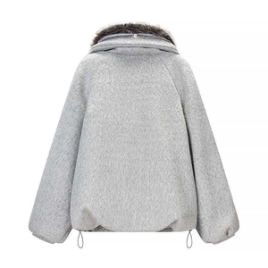 Veste pour femme gris clair en laine texturée avec col en fourrure brune et cordon de serrage