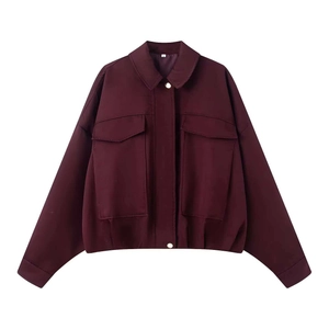 Giacca bomber utility bordeaux con grandi tasche cargo e chiusura con bottoni metallici