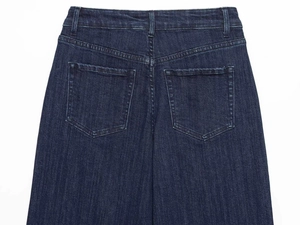 Vista dettagliata del retro di jeans blu scuro con vita alta e tasche posteriori classiche