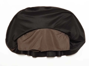 Détail d'une jupe en satin marron montrant le short de sécurité intégré pratique