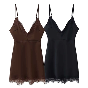 Abito corto in raso da donna con scollo a V e finiture eleganti in pizzo a ciglia
