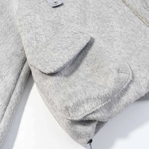 Veste en laine grise avec col en fourrure, grandes poches à rabat et fermeture éclair