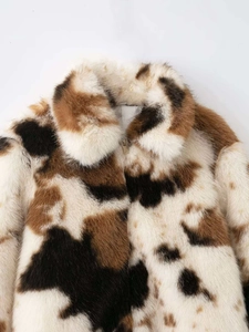 Dettaglio cappotto in ecopelliccia con stampa animalier, collo alto e zip in metallo