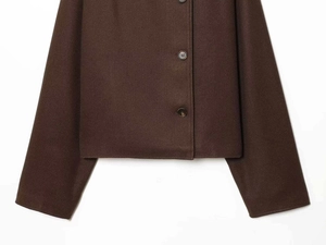 Dettaglio del cappotto corto marrone scuro in misto lana con bottoni opachi e trama fine