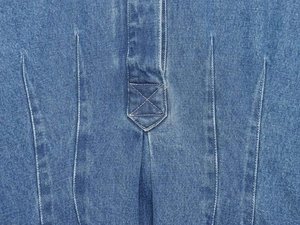 Detailansicht der Jeans-Falten und der verstärkten Kreuzstich-Nähte an der Taille
