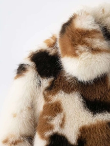 Dettaglio della trama in finta pelliccia leopardata con fibre morbide e fitte e calde