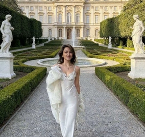 Robe longue élégante en satin blanc avec dentelle délicate et gilet en maille assorti