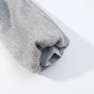 Détail de la manche d'une veste grise avec poignets côtelés coupe-vent et tissu en fausse fourrure