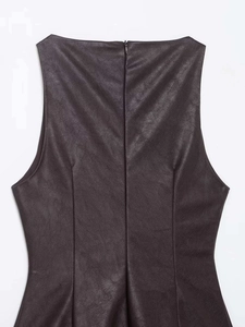 Détail du dos d'une robe marron en simili cuir avec col montant et fermeture éclair