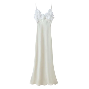 Robe nuisette en satin champagne avec bordure en dentelle blanche et fines bretelles