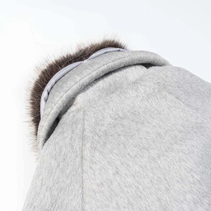 Détail de la texture d'une veste grise avec garniture en fausse fourrure au col chic