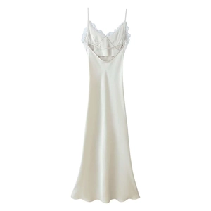 Robe longue élégante en satin champagne avec bordure en dentelle blanche et dos nu
