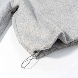 Gros plan sur le tissu en fausse fourrure grise avec cordon de serrage élastique