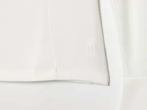 Dettaglio dell'orlo superiore bianco e texture del tessuto in chiffon ad alta densità fine