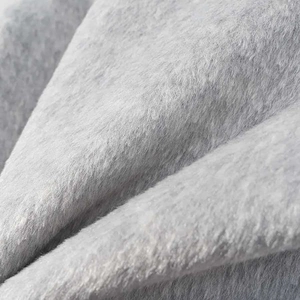 Gros plan sur la fourrure synthétique grise montrant la texture dense et les fibres