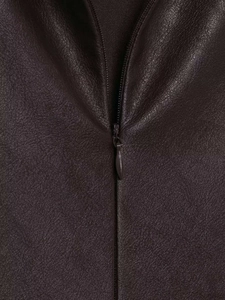 Détail macro de la fermeture éclair invisible et du cuir synthétique de la robe