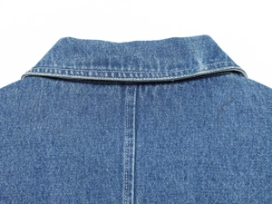 Detail von Jeanshemd-Kragen mit Doppelnaht auf gewaschenem blauem Denim-Stoff