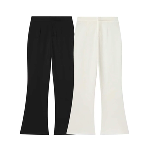 Dettaglio dei pantaloni a zampa a vita alta nelle classiche opzioni di colore nero e bianco