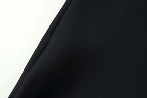 Vista macro del tessuto di raso nero con trama traspirante e cuciture trapuntate curate