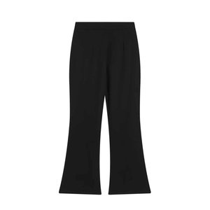 Dettaglio dei pantaloni svasati a vita alta da donna in nero con drappeggio elegante