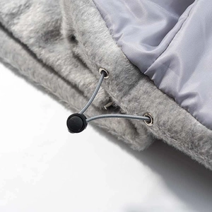 Détail de la veste en fausse fourrure grise avec cordon élastique et boucle réglable
