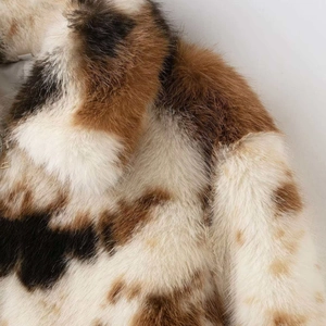Cappotto invernale in ecopelliccia con motivo vintage, collo alto e macchie marroni