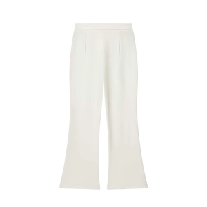 Dettaglio di pantaloni bianchi a vita alta a gamba larga con eleganti pieghe in vita
