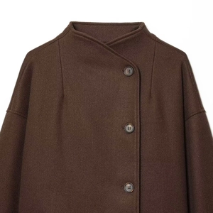 Giacca minimalista in misto lana marrone scuro con bottoni laterali e collo alto