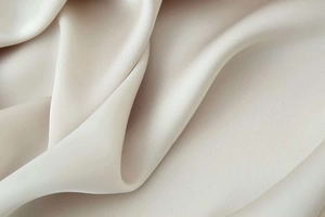 Vue macro détaillée du tissu en satin champagne avec texture lisse et finition brillante