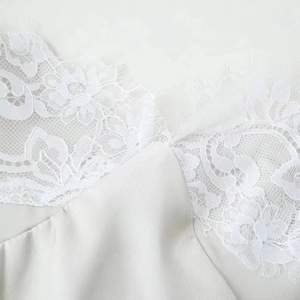 Robe nuisette élégante en satin crème avec bordure délicate en dentelle de cils blanche