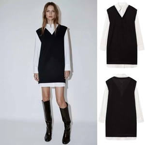 Détail d'une robe chemise en popeline blanche avec un débardeur en maille noire superposé