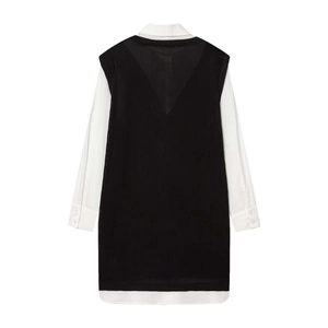 Gilet en maille noir minimaliste sur une chemise blanche à manches longues pour femme