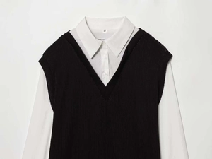 Détail d'un pull sans manches à col en V sur chemise en popeline et étiquette taille S