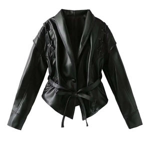 Giacca vintage in ecopelle nera con cintura in vita e lacci sulle maniche stile punk