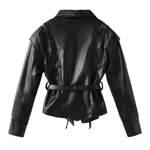 Dettaglio retro giacca in ecopelle nera con lacci incrociati e cintura regolabile in vita