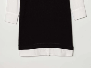 Détail de la mini-robe en patchwork de popeline avec texture en maille côtelée noire