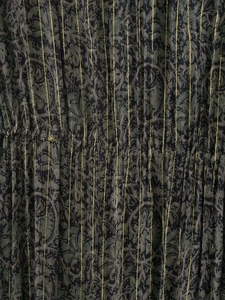 Detail von dunkelgrünem Paisley-Stoff mit goldenen Metallstreifen und elastischem Smok-Design