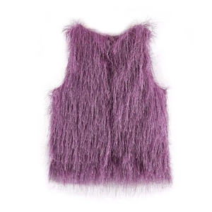 Detalle del chaleco morado de pelo sintético con flecos texturizados y capas suaves