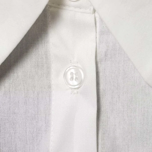 Robe mini en popeline blanche minimaliste à manches longues et détail de bouton fin