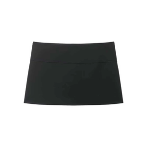 Détail d'une mini-jupe noire minimaliste avec coutures horizontales sur tissu ferme