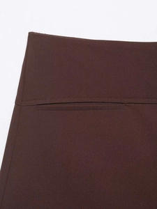 Macro d'un tissu en sergé marron foncé avec coutures horizontales précises à la taille