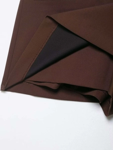 Détail de la mini-jupe marron foncé montrant le tissu en sergé et la doublure noire