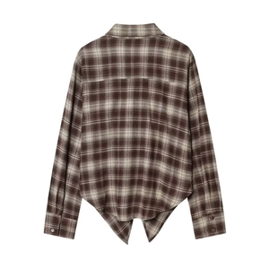 Rückansicht der klassischen karierten Langarmshirt mit geteiltem Saum in Beige-Braun