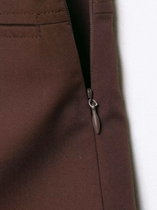 Gros plan d'une mini-jupe marron avec fermeture éclair invisible latérale et tissu sergé