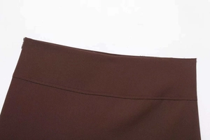 Détail de la taille d'une jupe marron foncé avec texture sergé et fermeture éclair invisible