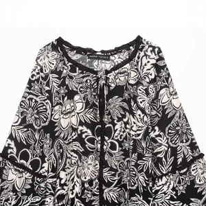 Top da donna con stampa floreale, maniche a campana e scollatura con coulisse
