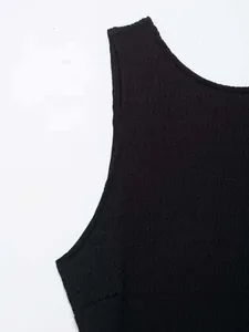 Dettaglio in maglia a coste nere di qualità con scollo rotondo senza maniche e cuciture