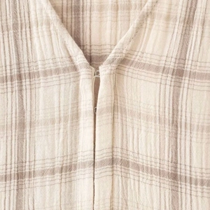 Robe courte col V à carreaux abricot, gaze de coton texturée avec fermeture à crochet