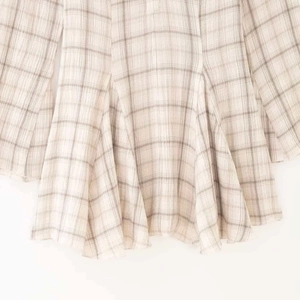 Robe courte à col V beige à carreaux avec ourlet plissé et tissu texturé de qualité