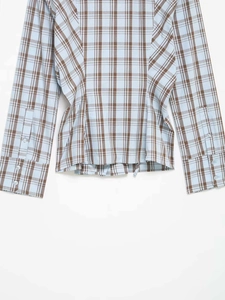 Detail der hellblau-braun karierten Bluse mit geknöpften Manschetten und Taillierung
